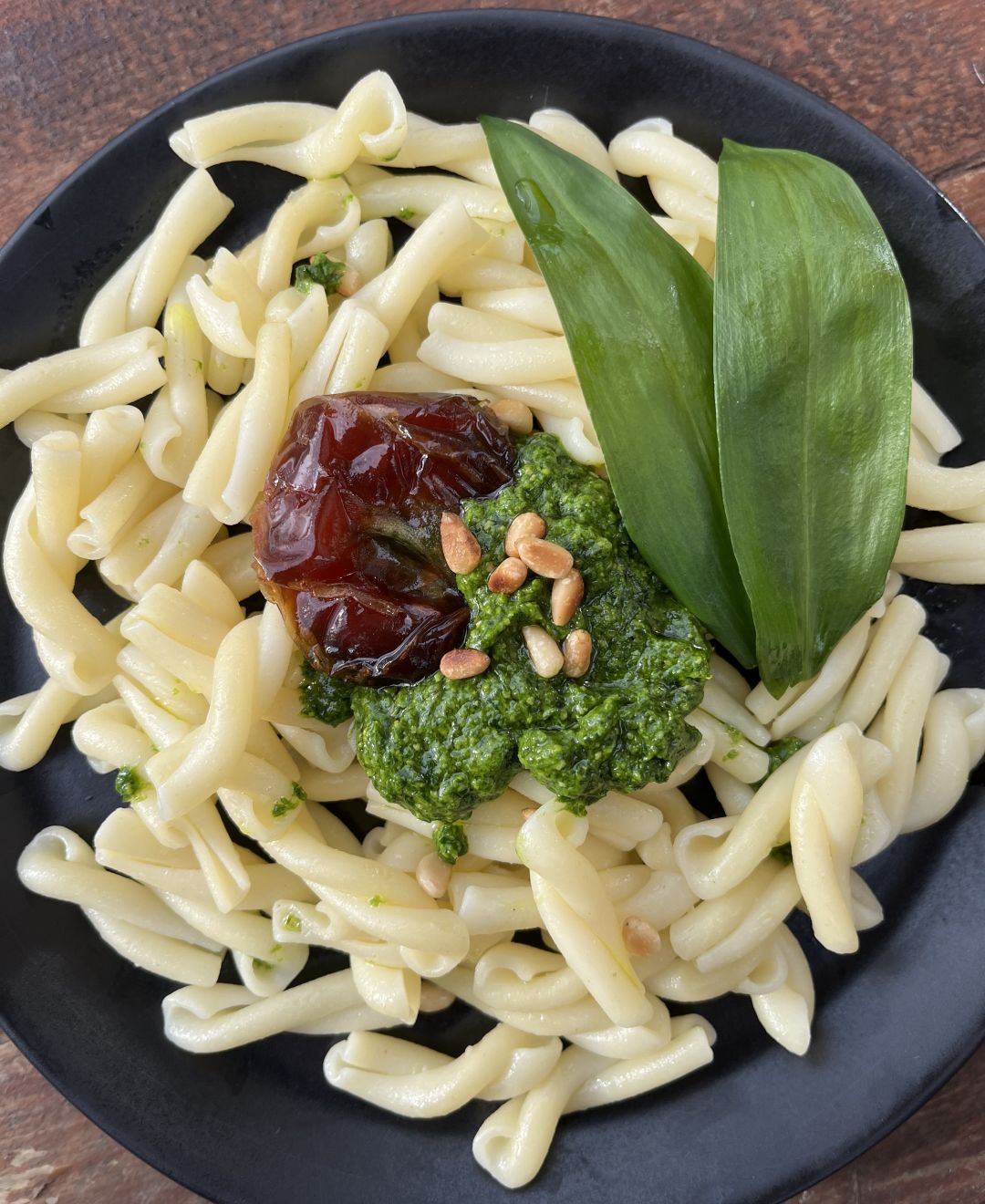 Easy Wild-Garlic Pesto with Dates
