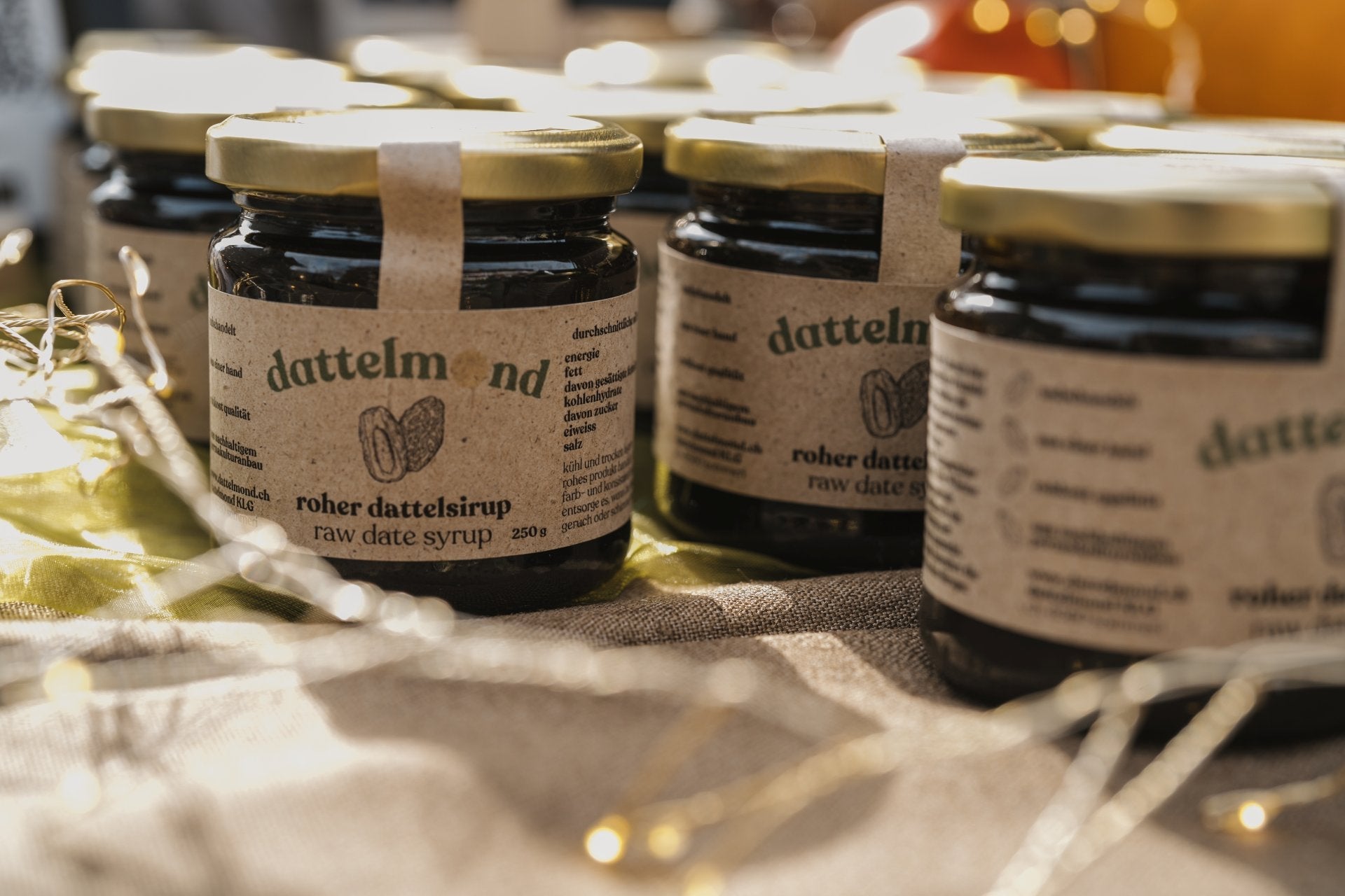 Gläser mit rohem Dattelsirup von dattelmond