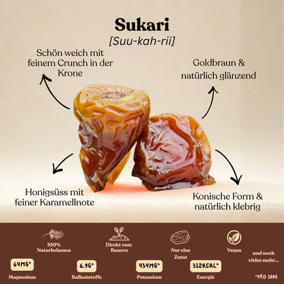 Zwei glänzende Premium Pressed Sukari Datteln von dattelmond, mit deutschen Etiketten, die ihren karamellreichen Geschmack und ihre Textur beschreiben.
